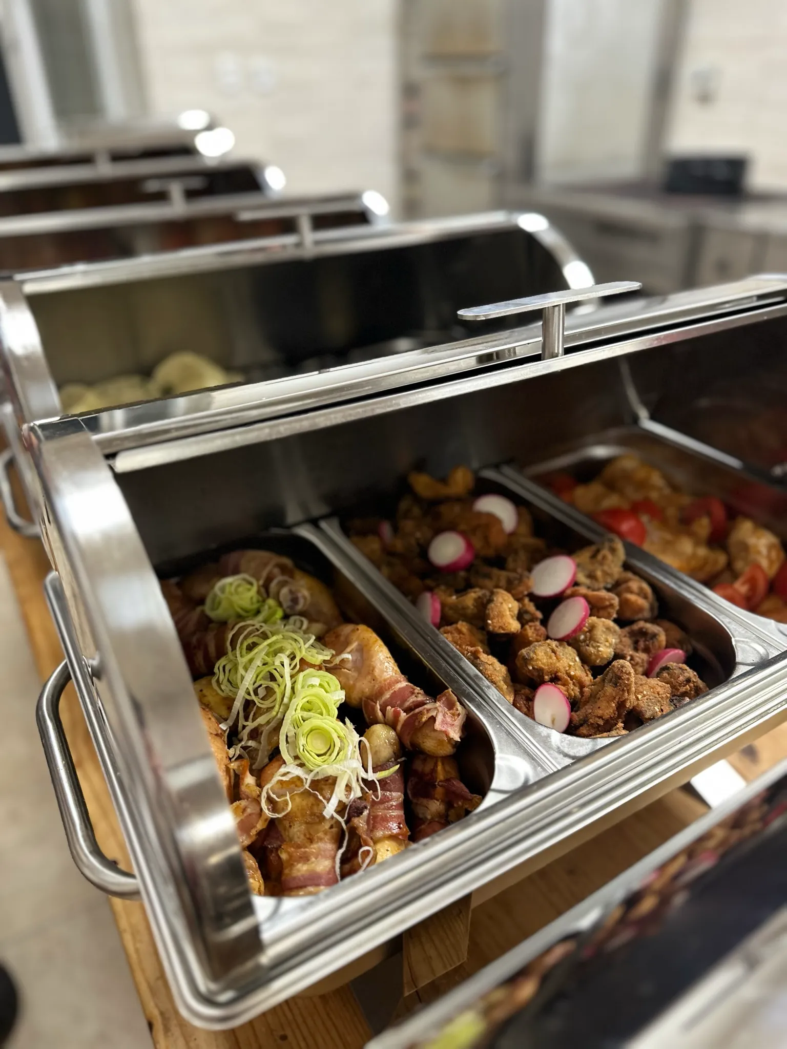 Švédske stoly – chafing dish s kuracím mäsom v slanine, vyprážanými šampiňónmi a zeleninou